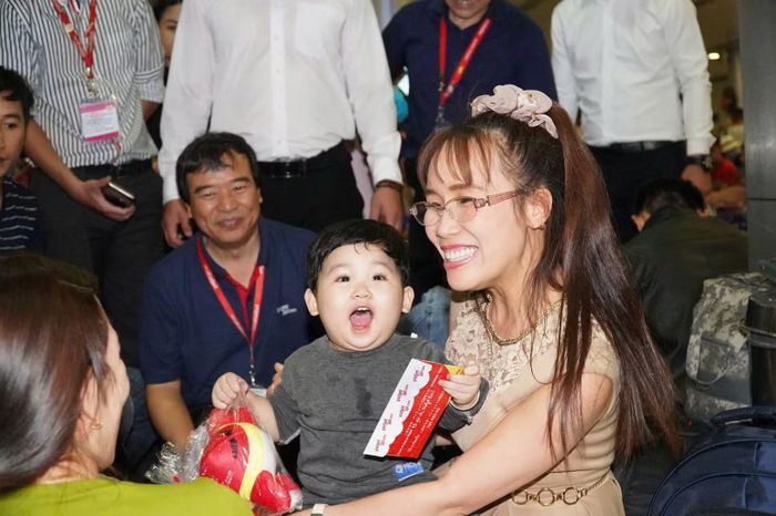 Tiến sĩ Nguyễn Thị Phương Thảo trao quà cho các em nhỏ đi máy bay nhân dịp Tết Nguyên đán. (Ảnh: PHƯƠNG TUYỀN)