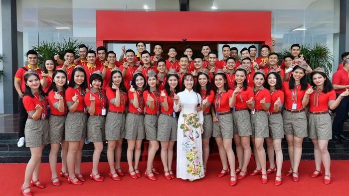 Tiến sĩ Nguyễn Thị Phương Thảo cùng đội ngũ tiếp viên hãng hàng không Vietjet. (Ảnh: PHƯƠNG TUYỀN)