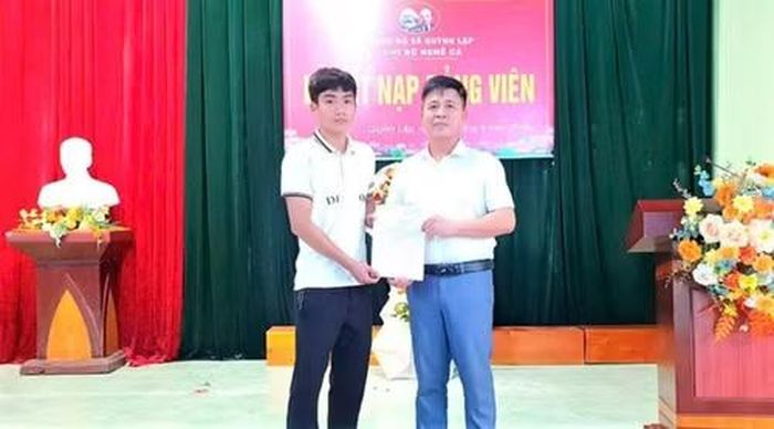 Đồng chí Phan Văn Hải, Bí thư Chi bộ Hội Nghề cá xã Quỳnh Lập trao quyết định kết nạp đảng viên cho đồng chí Lê Bá Tiến. (Ảnh tư liệu: BÍCH HƯỜNG)