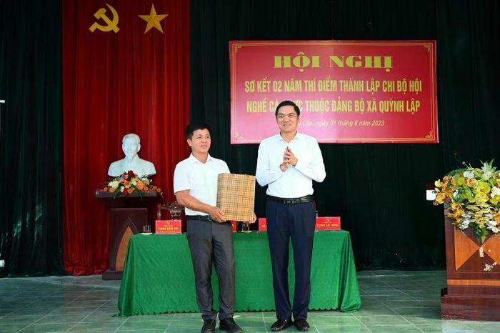 Đồng chí Hoàng Nghĩa Hiếu, Phó Bí thư Thường trực Tỉnh ủy, Chủ tịch Hội đồng nhân dân tỉnh Nghệ An tặng quà cho Chi bộ Hội nghề cá Quỳnh Lập. (Ảnh tư liệu: THÀNH CƯỜNG)
