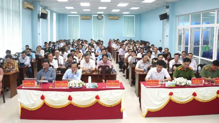 Quang cảnh hội nghị phổ biến quy định của pháp luật về xử lý hành vi gian lận, trục lợi quỹ bảo hiểm y tế tổ chức tại Cà Mau vào ngày 18/9/2026. (Ảnh: NGUYỄN ĐẠT)