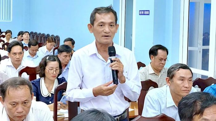 Đại biểu tham dự hội nghị nêu một số thắc mắc liên quan đến quy định mới thanh quyết toán bảo hiểm y tế. (Ảnh: NGUYỄN ĐẠT)