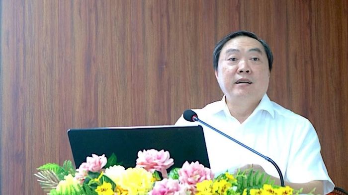 Giám đốc Bảo hiểm xã hội tỉnh Cà Mau Triệu Trung Hiếu phát biểu chỉ đạo hội nghị. (Ảnh: NGUYỄN ĐẠT)