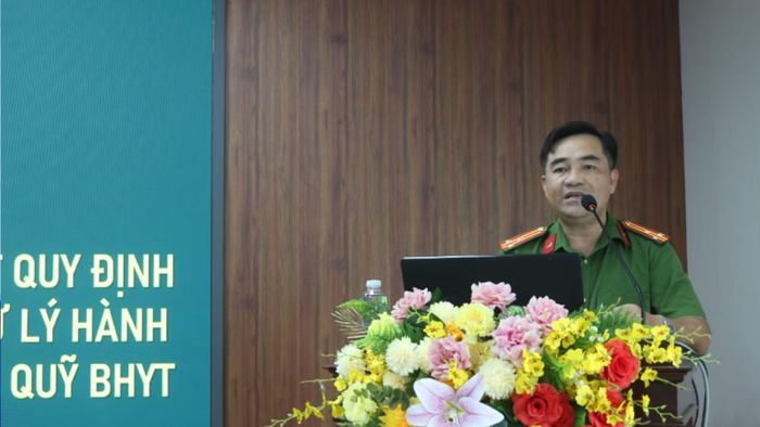Thượng tá Trương Bá Cừ, Phó Trưởng phòng PC03, Công an tỉnh Cà Mau triển khai một số nội dung của Bộ luật Hình sự tại hội nghị. (Ảnh: NGUYỄN ĐẠT)