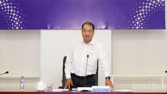 Ông Nguyễn Thành Trung, Bí thư Đảng ủy, Giám đốc Công ty, Chủ tịch Hội đồng xét duyệt sáng kiến chủ trì cuộc họp xét duyệt các đề tài sáng kiến đợt 2 năm 2026. (Ảnh: THANH TÂM)