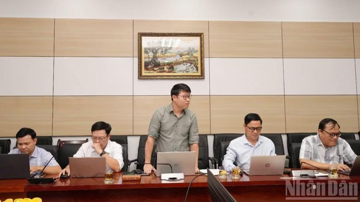 Đại diện nhóm tác giả bảo vệ đề tài sáng kiến: “Giải pháp lập trình phần mềm tính toán vận hành cửa van cung Đập tràn Nhà máy Thủy điện Sông Bung 2”. (Ảnh: VĂN NHÂN-HOÀNG LONG)