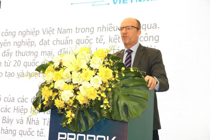 Ông Ian Roberts, Phó Chủ tịch cấp cao khu vực châu Á của Informa Markets phát biểu tại lễ khai mạc. (Ảnh: Bảo Ngân)