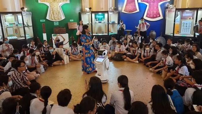 Học sinh Thành phố Hồ Chí Minh tham quan Bảo tàng Lịch sử Thành phố Hồ Chí Minh. (Ảnh: CTV)