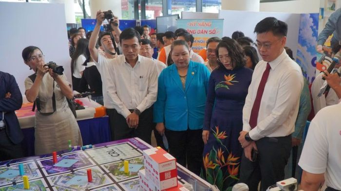 Đại biểu tham quan các gian hàng công nghệ trưng bày tại ngày hội. (Ảnh: CTV)