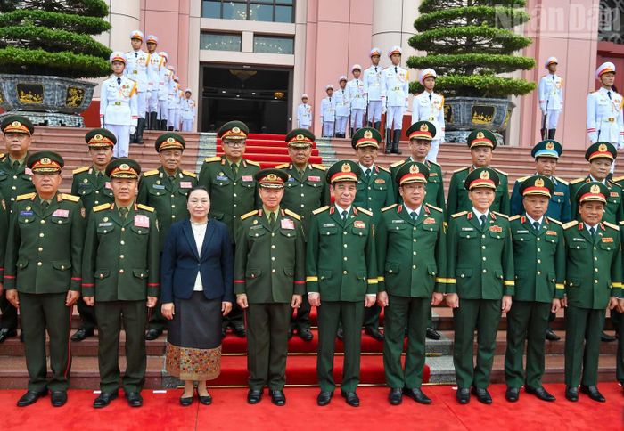 Hai đoàn chụp ảnh chung.