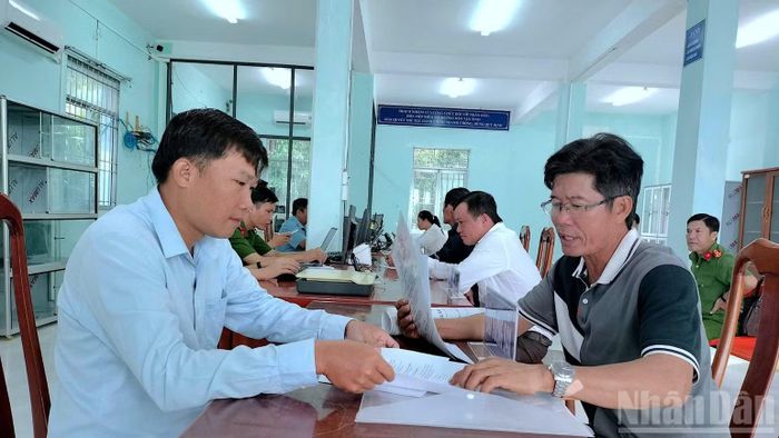 Khi áp dụng chi trả theo Nghị định số 381 của Chính phủ, cán bộ cơ sở tại Cà Mau sẽ có thêm một khoản phụ cấp công vụ để trang trải cuộc sống hằng ngày. (Ảnh: HỮU TÙNG)