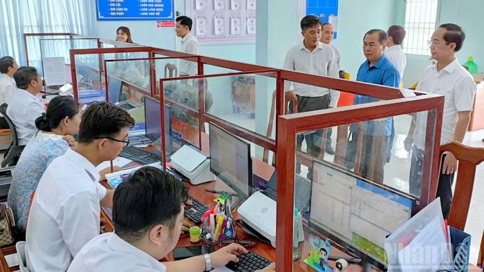 Phó Bí thư Tỉnh ủy Cà Mau Hồ Thanh Thủy (đứng, bìa phải) giám sát hoạt động công vụ tại Trung tâm hành chính công xã Đất Mũi, tỉnh Cà Mau. (Ảnh: HỮU TÙNG)