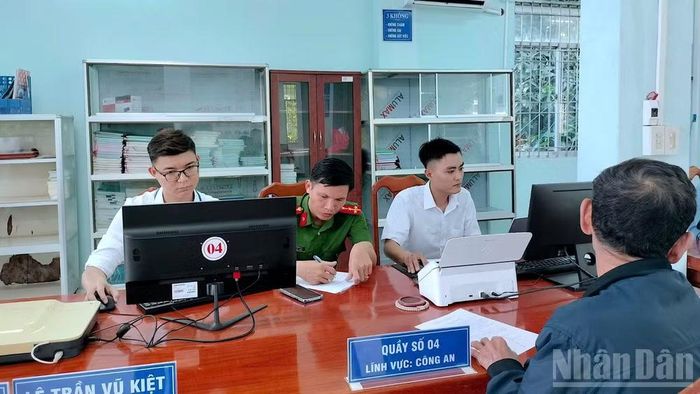 Công chức tại Trung tâm hành chính công xã Đất Mũi (tỉnh Cà Mau) xử lý các hồ sơ thường ngày của người dân. (Ảnh: HỮU TÙNG)