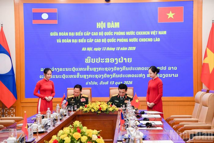 Đại tướng Phan Văn Giang và Đại tướng Khamliang Outhakaysone ký kế hoạch hợp tác quốc phòng Việt Nam-Lào năm 2027. (Ảnh: THẾ ĐẠI)