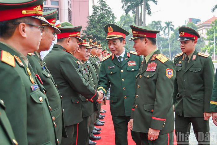 Đại tướng Phan Văn Giang và Đại tướng Khamliang Outhakaysone cùng đại biểu 2 đoàn. (Ảnh: THẾ ĐẠI)