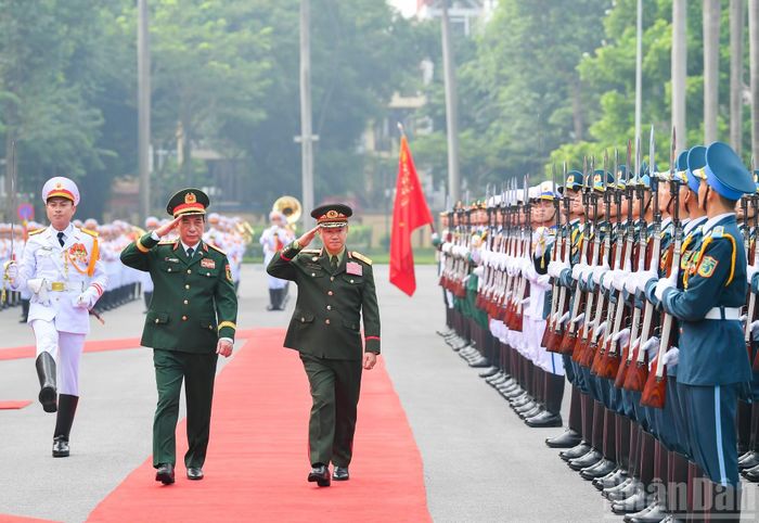 Đại tướng Phan Văn Giang và Đại tướng Khamliang Outhakaysone duyệt Đội Danh dự quân đội nhân dân Việt Nam. (Ảnh: THẾ ĐẠI)