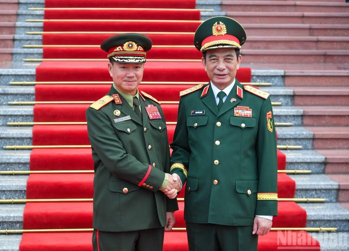 Đại tướng Phan Văn Giang và Đại tướng Khamliang Outhakaysone tại lễ đón. (Ảnh: THẾ ĐẠI)