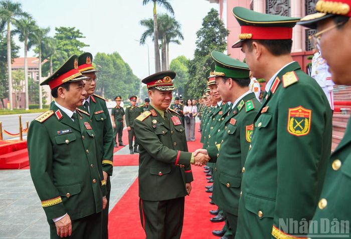 Đại tướng Phan Văn Giang và Đại tướng Khamliang Outhakaysone cùng đại biểu 2 đoàn. (Ảnh: THẾ ĐẠI)