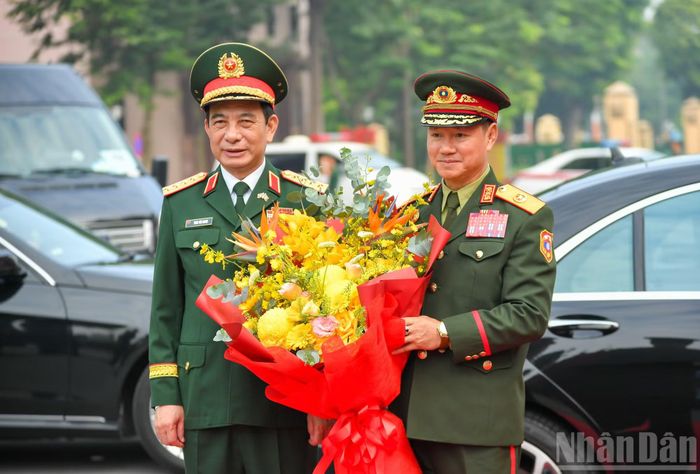 Đại tướng Phan Văn Giang, Ủy viên Bộ Chính trị, Phó Bí thư Quân ủy Trung ương, Phó Thủ tướng Chính phủ, Bộ trưởng Quốc phòng chủ trì lễ đón Đại tướng Khamliang Outhakaysone, Ủy viên Bộ Chính trị Trung ương Đảng Nhân dân Cách mạng Lào, Phó Thủ tướng Chính phủ, Bộ trưởng Quốc phòng Lào. (Ảnh: THẾ ĐẠI)