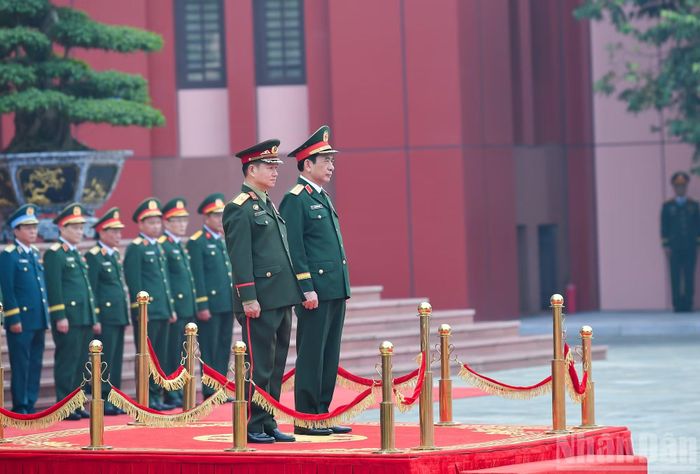 Đại tướng Phan Văn Giang và Đại tướng Khamliang Outhakaysone tại lễ đón. (Ảnh: THẾ ĐẠI)
