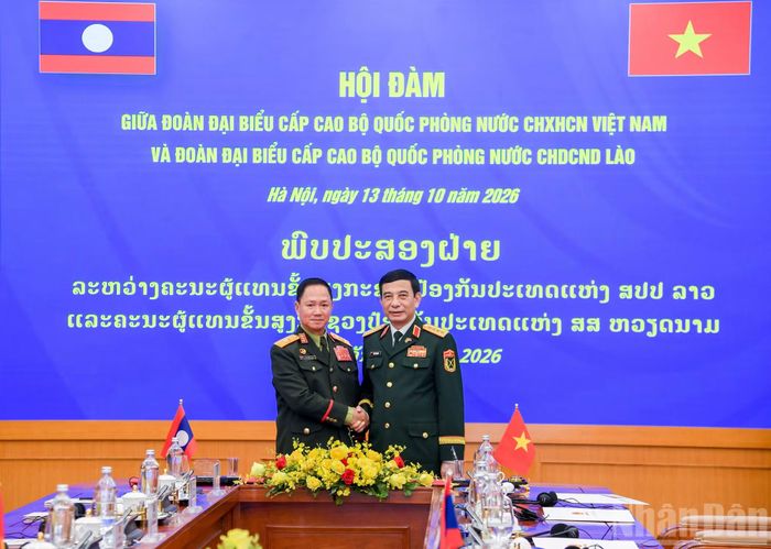 Đại tướng Phan Văn Giang và Đại tướng Khamliang Outhakaysone ký kế hoạch hợp tác quốc phòng Việt Nam-Lào năm 2027. (Ảnh: THẾ ĐẠI)