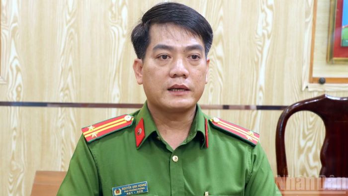 Trung tá Nguyễn Anh Hoàng, Phó trưởng Phòng Cảnh sát hình sự Công an thành phố Đồng Nai thông tin về bắt giữ các đối tượng làm phim bạo lực đăng lên mạng xã hội. (Ảnh: THIÊN VƯƠNG)