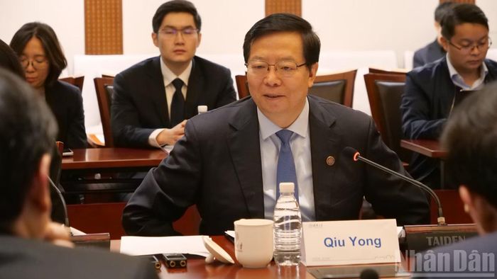 Giáo sư Khưu Dũng chia sẻ tại cuộc làm việc.