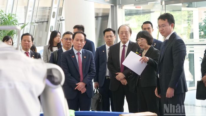 Phó Thủ tướng Chính phủ Lê Tiến Châu tìm hiểu về robot hình người.
