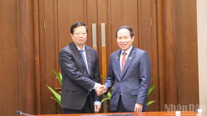 Phó Thủ tướng Chính phủ Lê Tiến Châu và Giáo sư Khưu Dũng.