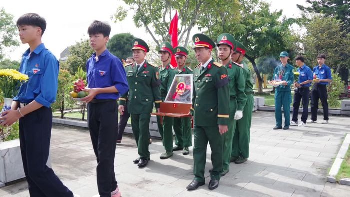 Đà Nẵng truy điệu, an táng 14 hài cốt liệt sĩ tại Nghĩa trang liệt sĩ Hội An. (Ảnh: QUANG CƯỜNG)