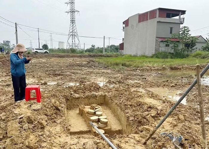 Hiện trạng các hiện vật tại khu vực phát hiện các hiện vật. (Ảnh: BẢO TÀNG NINH BÌNH)