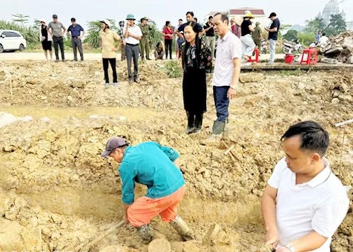 Lãnh đạo và cán bộ Sở Văn hóa và Thể thao có mặt tại hiện trường. (Ảnh: BẢO TÀNG NINH BÌNH)