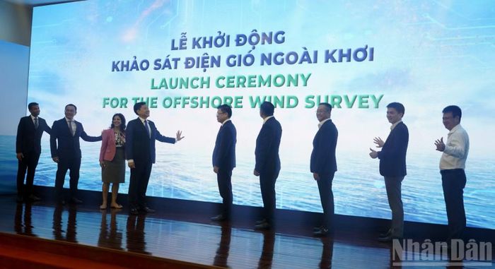 Ấn nút khởi động dự án khảo sát điện gió ngoài khơi. (Ảnh: LÊ ĐÌNH THÌN)