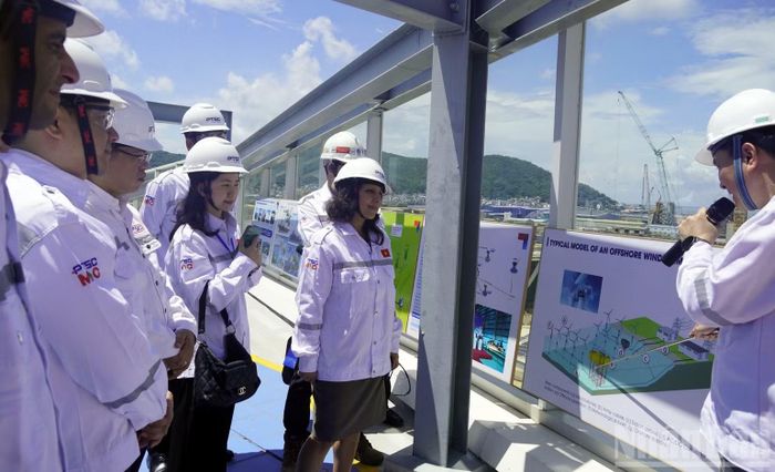 Các đại biểu nghe thuyết trình về năng lực của PTSC trong phát triển các dự án điện gió ngoài khơi. (Ảnh: LÊ ĐÌNH THÌN)