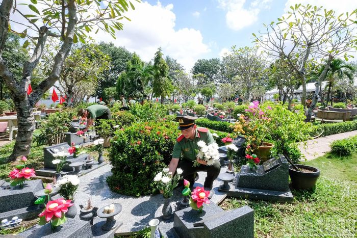 Lễ an táng dự kiến diễn ra lúc 10 giờ cùng ngày tại Nghĩa trang Liệt sĩ Thành phố Hồ Chí Minh, phường Long Bình. Theo thông tin của Ban Chỉ đạo, có 731 hài cốt liệt sĩ được an táng, gồm 698 bộ hài cốt riêng lẻ và một bộ hài cốt tập thể gồm 33 hài cốt liệt sĩ.
