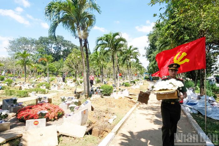 Các lực lượng chức năng có mặt tại Nghĩa trang Liệt sĩ Thành phố Hồ Chí Minh, khẩn trương thực hiện công tác cắm hoa, chỉnh trang khu vực tổ chức lễ an táng, góp phần bảo đảm buổi lễ diễn ra trang nghiêm, chu đáo, thể hiện lòng thành kính và tri ân sâu sắc đối với các Anh hùng liệt sĩ.
