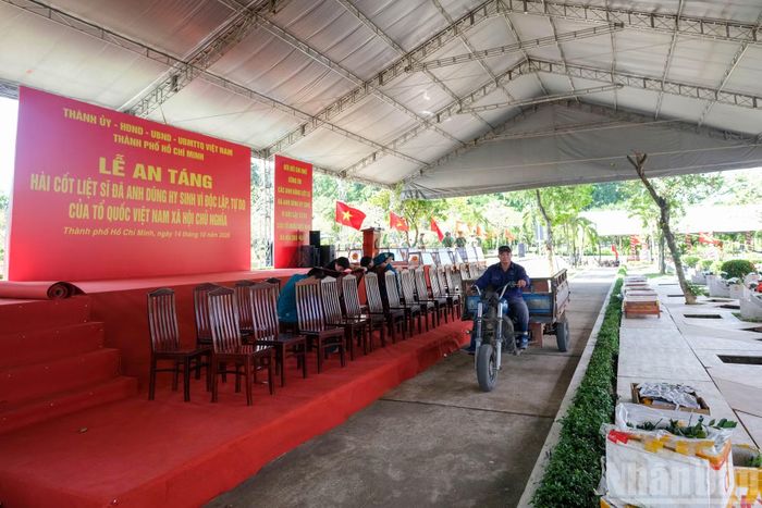 Khu vực tổ chức lễ an táng, góp phần bảo đảm buổi lễ diễn ra trang nghiêm.