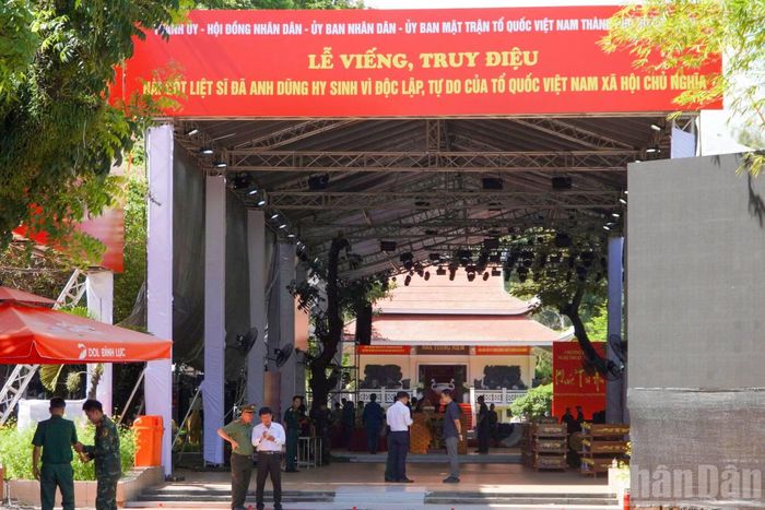  Các lực lượng chức năng tập trung rà soát, hoàn thiện những phần việc cuối cùng, bảo đảm các điều kiện tổ chức Lễ truy điệu﻿, an táng 731 hài cốt liệt sĩ diễn ra trang nghiêm, chu đáo, đúng kế hoạch. 