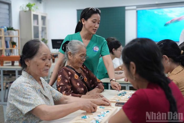 Việt Nam đang trải qua quá trình già hóa dân số với tốc độ nhanh. (Ảnh: TRUNG HIẾU)