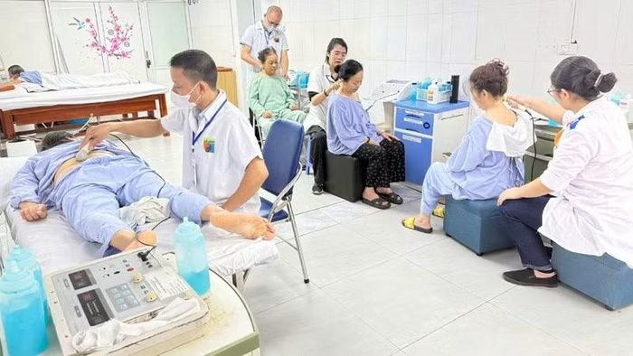 Người bệnh trên địa bàn Hà Nội điều trị bằng phương pháp y học cổ truyền tại Khoa Phục hồi chức năng và Y học cổ truyền, Bệnh viện đa khoa Hòe Nhai. (Ảnh: VÂN VÂN)