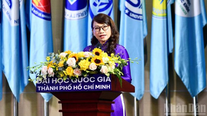 Giáo sư, Tiến sĩ Nguyễn Thị Thanh Mai, Bí thư Đảng ủy, Giám đốc Đại học Quốc gia Thành phố Hồ Chí Minh phát biểu ý kiến tại Lễ khai khóa năm 2026. (Ảnh: THANH GIANG)