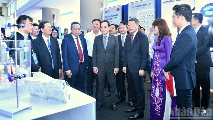 Thủ tướng Lê Minh Hưng tham quan các sản phẩm khoa học, công nghệ và đổi mới sáng tạo của Đại học Quốc gia Thành phố Hồ Chí Minh. (Ảnh: THANH GIANG)