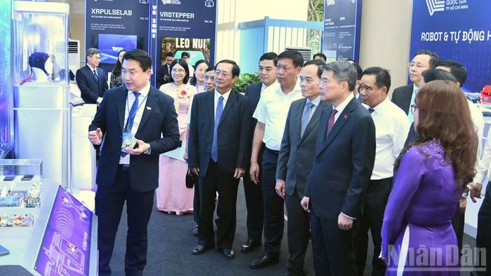 Thủ tướng Lê Minh Hưng tham quan Triển lãm thành tựu khoa học, công nghệ và đổi mới sáng tạo “Made by VNUHCM” của Đại học Quốc gia Thành phố Hồ Chí Minh. (Ảnh: THANH GIANG)