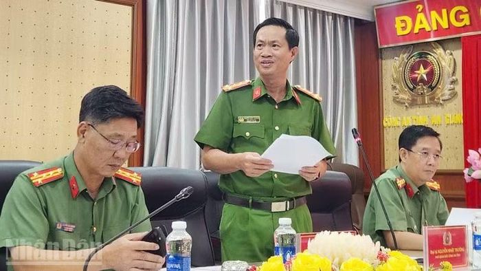 Đại tá Nguyễn Nhật Trường, Phó Giám đốc, Thủ trưởng Cơ quan Cảnh sát điều tra Công an tỉnh An Giang thông tin kết quả bước đầu chuyên án. (Ảnh: QUỐC TRINH)