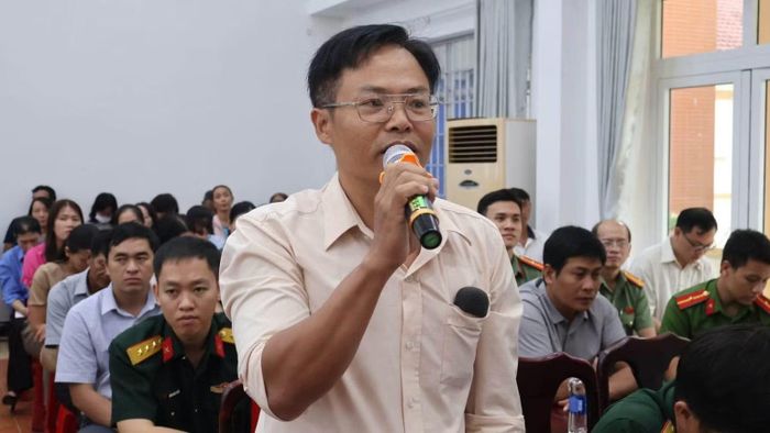 Các cử tri kiến nghị tại hội nghị. (Ảnh: CTV)