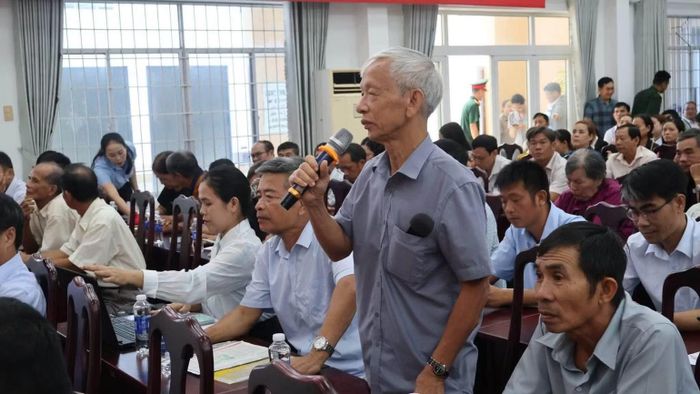 Các cử tri kiến nghị tại hội nghị. (Ảnh: CTV)