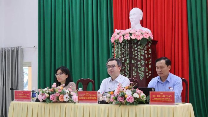 Đồng chí Nguyễn Thanh Nghị và các đại biểu Quốc hội thuộc đơn vị bầu cử số 1 tỉnh Đắk Lắk lắng nghe ý kiến, kiến nghị của cử tri. (Ảnh: CTV)