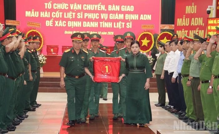 Lãnh đạo tỉnh Quảng Ngãi thành kính tiễn đưa mẫu sinh phẩm hài cốt các liệt sĩ bàn giao cho Viện Pháp y Quân đội phục vụ giám định ADN. (Ảnh: HIỂN CỪ)