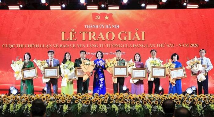 Lãnh đạo Ủy ban nhân dân thành phố Hà Nội tặng Bằng khen cho các tập thể xuất sắc. (Ảnh: THÁI QUANG)