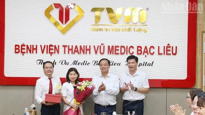 Đồng chí Huỳnh Quốc Việt, Phó Bí thư Tỉnh ủy Cà Mau (thứ hai, từ trái sang) đến thăm, chúc mừng lãnh đạo Bệnh viện đa khoa Thanh Vũ MEDIC Bạc Liêu. (Ảnh: CTV)